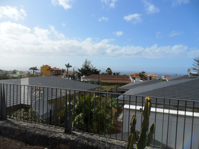 New family home with garden and Teide/ocean views.