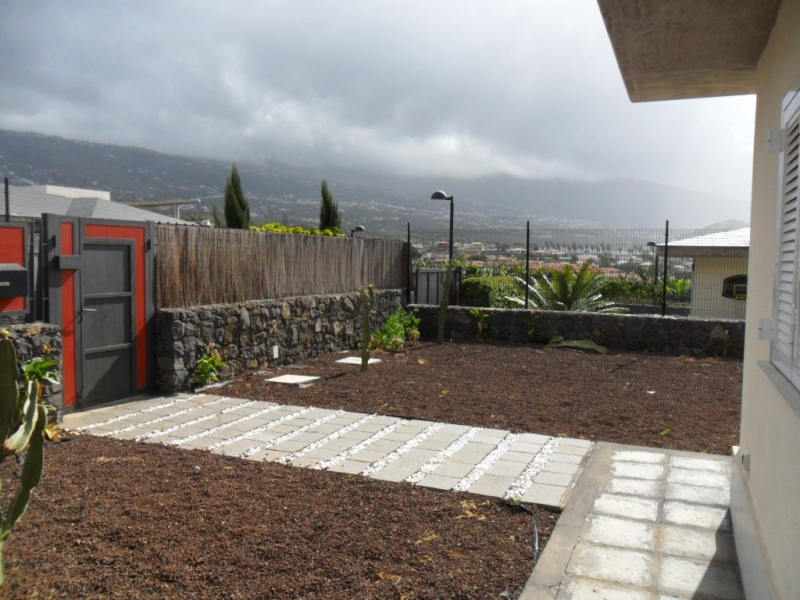 New family home with garden and Teide/ocean views.