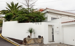 Adeje: Fancy Villa with 4 Bedrooms, Separate Apartment and Pool in Scenic Location of Los Menores