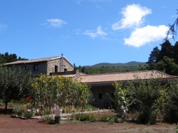 Der Bauernhof liegt in einer malerischen Umgebung mit 2 traditionellen Häusern