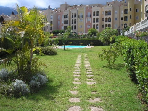 Apartamento con amplio jardín privado