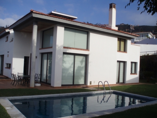 Chalet de diseño con piscina y jardín en soleada zona residencial.