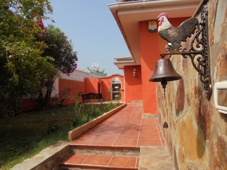 Family home with separate studio, large garden and ocean views in El Sauzal.